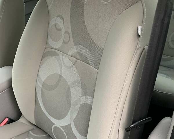 Рено Кєнгу 2010 у Івано-Франківську на Automoto.ua Сірий Рено Кєнгу, об'ємом двигуна 1.6 л та пробігом 220 тис. км за 7700 $, фото 46 на Automoto.ua