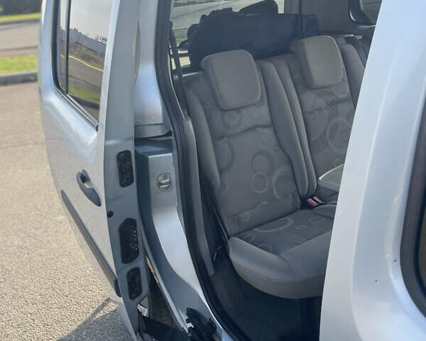 Серый Рено Кенгу, объемом двигателя 1.5 л и пробегом 239 тыс. км за 8000 $, фото 9 на Automoto.ua