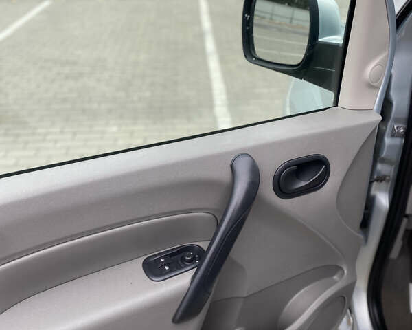 Серый Рено Кенгу, объемом двигателя 1.5 л и пробегом 256 тыс. км за 7650 $, фото 9 на Automoto.ua