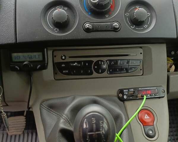 Серый Рено Кенгу, объемом двигателя 1.5 л и пробегом 204 тыс. км за 6400 $, фото 5 на Automoto.ua