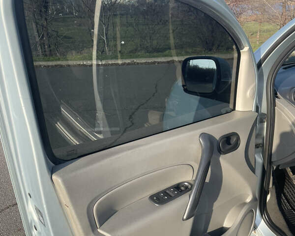 Серый Рено Кенгу, объемом двигателя 1.5 л и пробегом 239 тыс. км за 8000 $, фото 14 на Automoto.ua