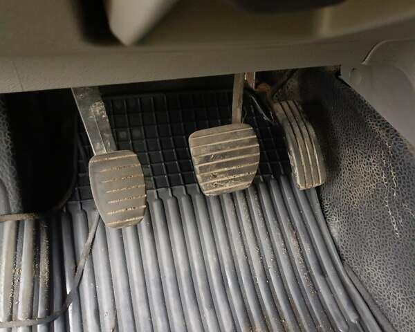 Серый Рено Кенгу, объемом двигателя 1.5 л и пробегом 204 тыс. км за 6400 $, фото 3 на Automoto.ua