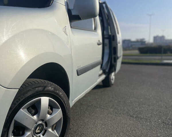 Серый Рено Кенгу, объемом двигателя 1.5 л и пробегом 239 тыс. км за 8000 $, фото 20 на Automoto.ua