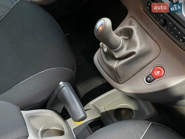 Серый Рено Кенгу, объемом двигателя 1.46 л и пробегом 231 тыс. км за 8200 $, фото 21 на Automoto.ua