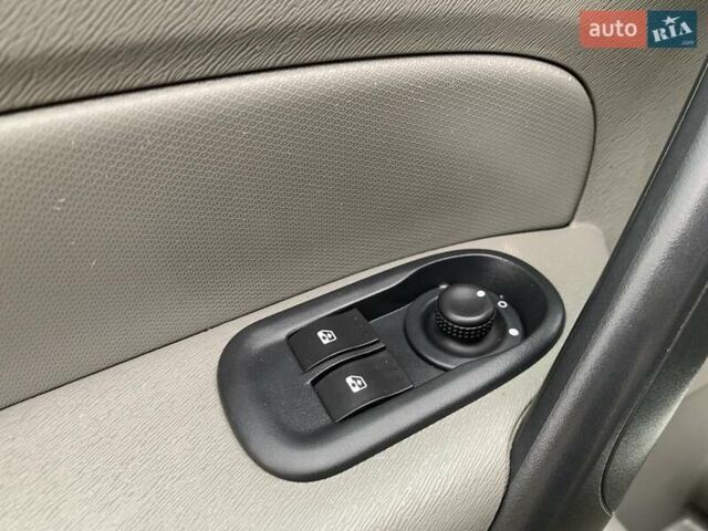 Рено Кєнгу 2010 у Івано-Франківську на Automoto.ua Сірий Рено Кєнгу, об'ємом двигуна 1.6 л та пробігом 220 тис. км за 7700 $, фото 50 на Automoto.ua