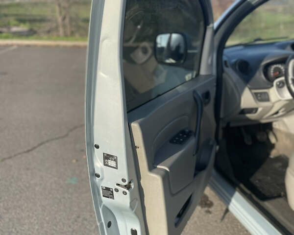 Серый Рено Кенгу, объемом двигателя 1.5 л и пробегом 239 тыс. км за 8000 $, фото 2 на Automoto.ua