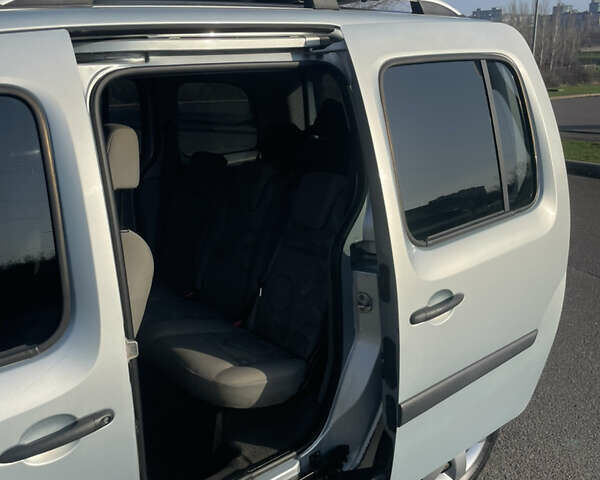 Серый Рено Кенгу, объемом двигателя 1.5 л и пробегом 239 тыс. км за 8000 $, фото 23 на Automoto.ua