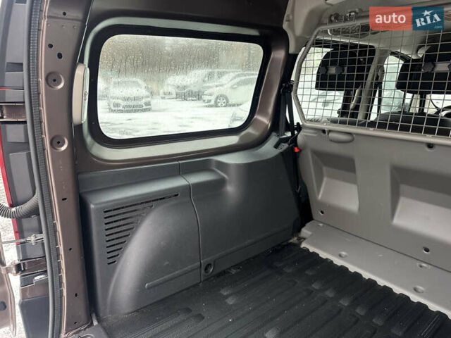 Сірий Рено Кєнгу, об'ємом двигуна 1.5 л та пробігом 220 тис. км за 9600 $, фото 20 на Automoto.ua