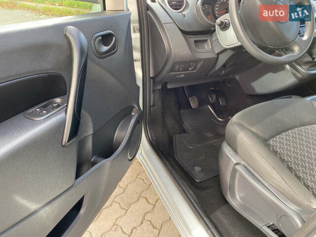 Рено Кєнгу 2011 у Івано-Франківську на Automoto.ua Сірий Рено Кєнгу, об'ємом двигуна 1.46 л та пробігом 250 тис. км за 7999 $, фото 35 на Automoto.ua