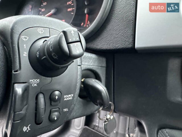 Сірий Рено Кєнгу, об'ємом двигуна 1.5 л та пробігом 220 тис. км за 9600 $, фото 45 на Automoto.ua