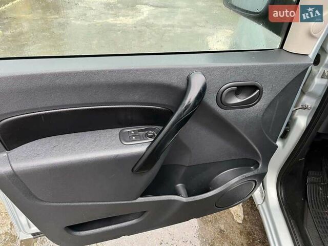 Серый Рено Кенгу, объемом двигателя 1.5 л и пробегом 288 тыс. км за 8200 $, фото 8 на Automoto.ua