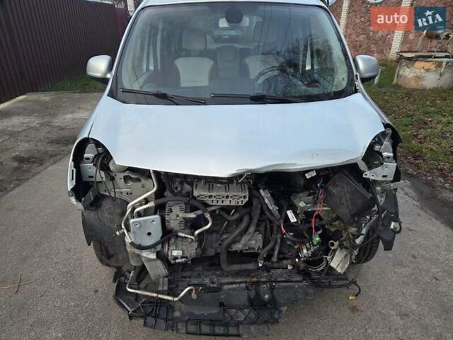Серый Рено Кенгу, объемом двигателя 1.6 л и пробегом 120 тыс. км за 3900 $, фото 3 на Automoto.ua