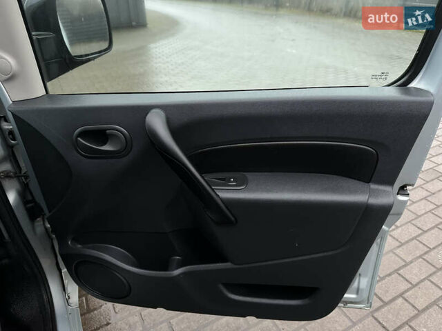 Серый Рено Кенгу, объемом двигателя 0 л и пробегом 280 тыс. км за 7600 $, фото 7 на Automoto.ua