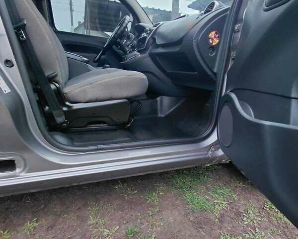 Серый Рено Кенгу, объемом двигателя 1.5 л и пробегом 240 тыс. км за 10300 $, фото 5 на Automoto.ua