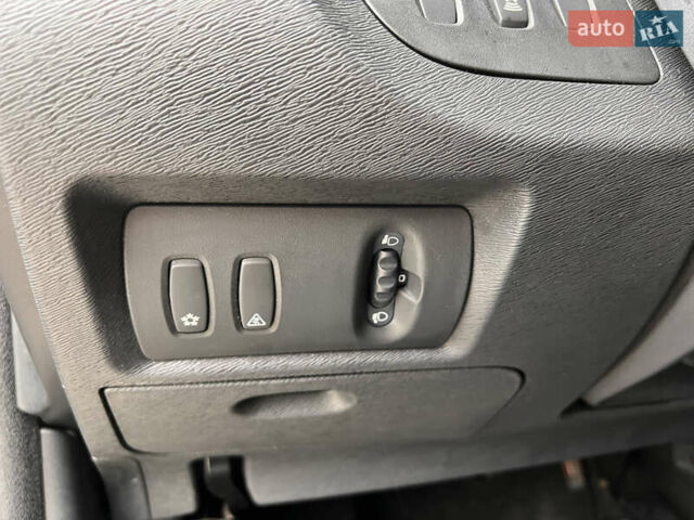 Серый Рено Кенгу, объемом двигателя 1.6 л и пробегом 245 тыс. км за 8200 $, фото 19 на Automoto.ua