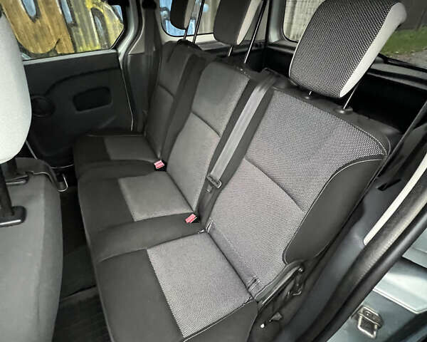 Серый Рено Кенгу, объемом двигателя 1.46 л и пробегом 160 тыс. км за 7500 $, фото 5 на Automoto.ua