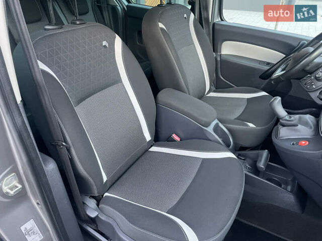 Серый Рено Кенгу, объемом двигателя 1.5 л и пробегом 226 тыс. км за 11400 $, фото 22 на Automoto.ua