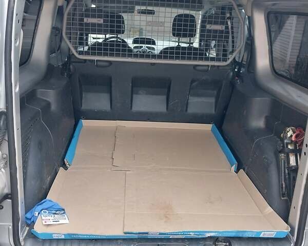 Серый Рено Кенгу, объемом двигателя 1.46 л и пробегом 270 тыс. км за 9600 $, фото 9 на Automoto.ua