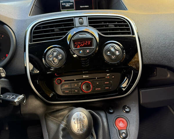 Рено Кєнгу 2014 у Києві на Automoto.ua Сірий Рено Кєнгу, об'ємом двигуна 1.46 л та пробігом 260 тис. км за 12700 $, фото 25 на Automoto.ua