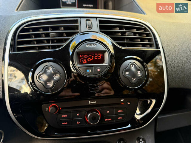 Рено Кєнгу 2014 у Києві на Automoto.ua Сірий Рено Кєнгу, об'ємом двигуна 1.46 л та пробігом 260 тис. км за 12700 $, фото 28 на Automoto.ua