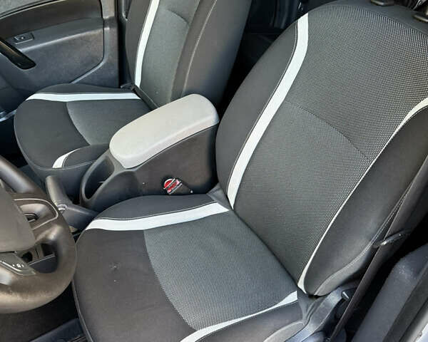 Рено Кєнгу 2014 у Києві на Automoto.ua Сірий Рено Кєнгу, об'ємом двигуна 1.46 л та пробігом 260 тис. км за 12700 $, фото 31 на Automoto.ua