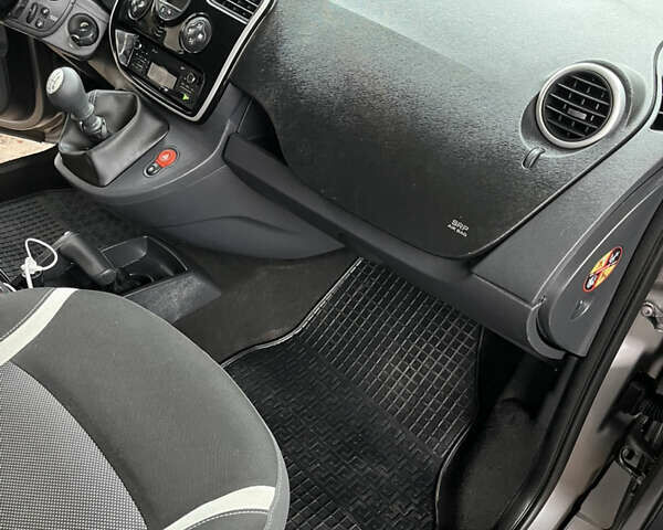 Серый Рено Кенгу, объемом двигателя 1.5 л и пробегом 200 тыс. км за 12700 $, фото 29 на Automoto.ua