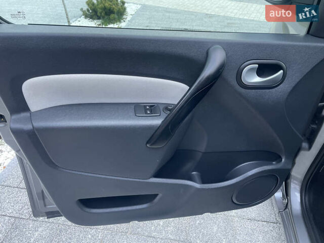 Серый Рено Кенгу, объемом двигателя 1.5 л и пробегом 226 тыс. км за 11400 $, фото 33 на Automoto.ua