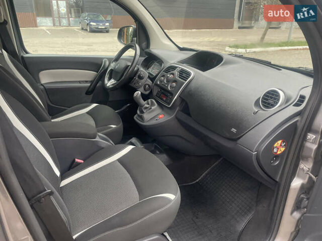 Серый Рено Кенгу, объемом двигателя 1.5 л и пробегом 225 тыс. км за 11700 $, фото 28 на Automoto.ua