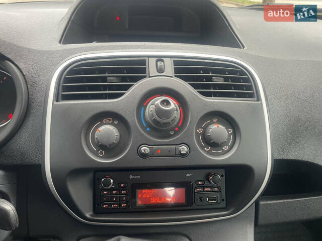 Серый Рено Кенгу, объемом двигателя 1.5 л и пробегом 225 тыс. км за 11700 $, фото 24 на Automoto.ua