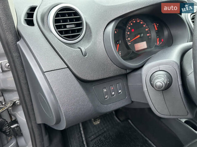 Сірий Рено Кєнгу, об'ємом двигуна 1.5 л та пробігом 179 тис. км за 12999 $, фото 8 на Automoto.ua