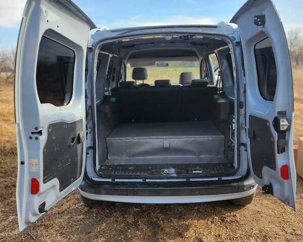Серый Рено Кенгу, объемом двигателя 0 л и пробегом 70 тыс. км за 13650 $, фото 10 на Automoto.ua