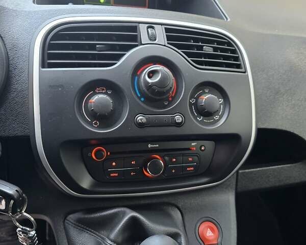 Сірий Рено Кєнгу, об'ємом двигуна 1.5 л та пробігом 154 тис. км за 11900 $, фото 2 на Automoto.ua