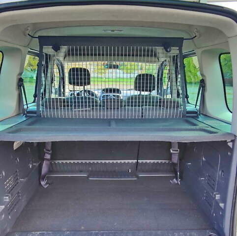 Серый Рено Кенгу, объемом двигателя 1.5 л и пробегом 247 тыс. км за 11300 $, фото 8 на Automoto.ua