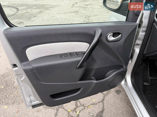 Серый Рено Кенгу, объемом двигателя 1.5 л и пробегом 196 тыс. км за 12999 $, фото 56 на Automoto.ua