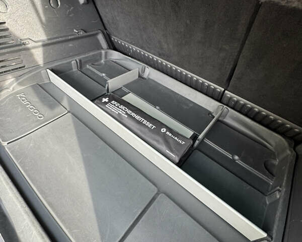 Серый Рено Кенгу, объемом двигателя 1.2 л и пробегом 155 тыс. км за 12900 $, фото 27 на Automoto.ua