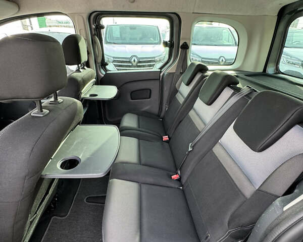 Серый Рено Кенгу, объемом двигателя 1.2 л и пробегом 155 тыс. км за 12900 $, фото 19 на Automoto.ua