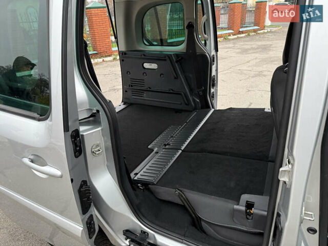 Серый Рено Кенгу, объемом двигателя 1.5 л и пробегом 196 тыс. км за 12999 $, фото 95 на Automoto.ua