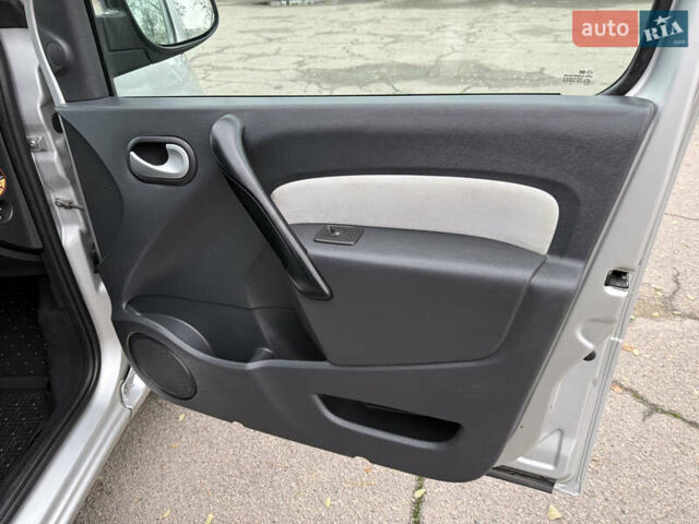 Серый Рено Кенгу, объемом двигателя 1.5 л и пробегом 196 тыс. км за 12999 $, фото 37 на Automoto.ua