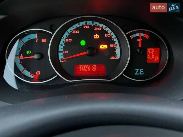 Серый Рено Кенгу, объемом двигателя 0 л и пробегом 35 тыс. км за 10000 $, фото 10 на Automoto.ua