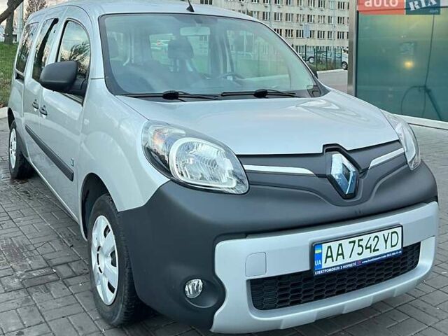 Серый Рено Кенгу, объемом двигателя 0 л и пробегом 35 тыс. км за 10000 $, фото 6 на Automoto.ua
