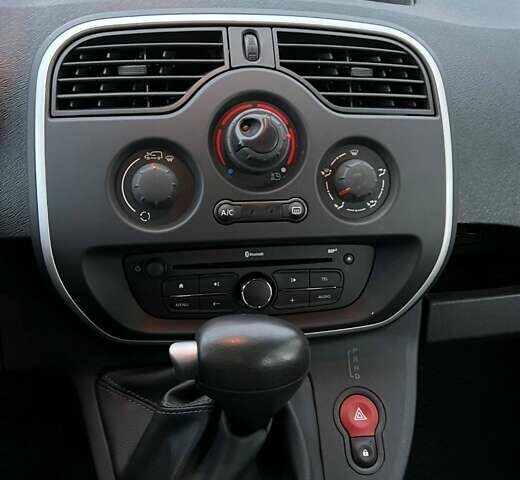 Серый Рено Кенгу, объемом двигателя 0 л и пробегом 35 тыс. км за 10000 $, фото 14 на Automoto.ua