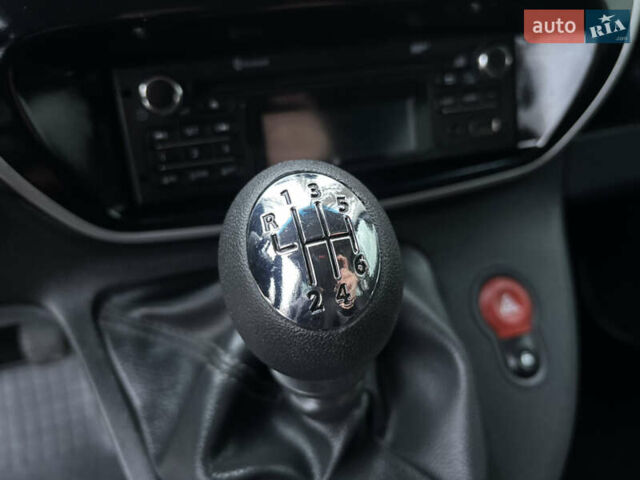 Серый Рено Кенгу, объемом двигателя 1.5 л и пробегом 191 тыс. км за 12800 $, фото 27 на Automoto.ua