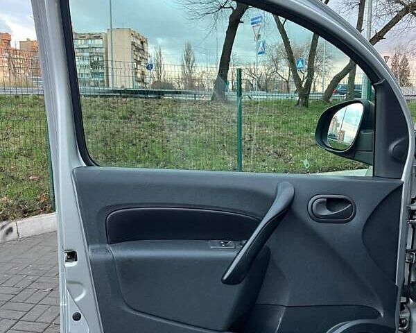 Серый Рено Кенгу, объемом двигателя 0 л и пробегом 35 тыс. км за 10000 $, фото 7 на Automoto.ua