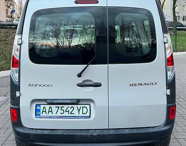 Серый Рено Кенгу, объемом двигателя 0 л и пробегом 35 тыс. км за 10000 $, фото 5 на Automoto.ua