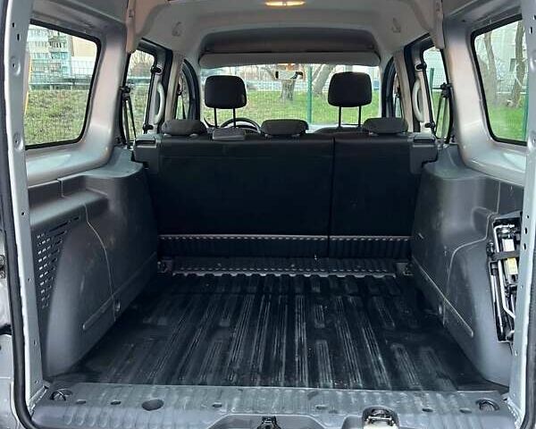 Серый Рено Кенгу, объемом двигателя 0 л и пробегом 35 тыс. км за 10000 $, фото 18 на Automoto.ua