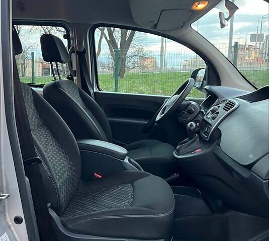 Серый Рено Кенгу, объемом двигателя 0 л и пробегом 35 тыс. км за 10000 $, фото 13 на Automoto.ua