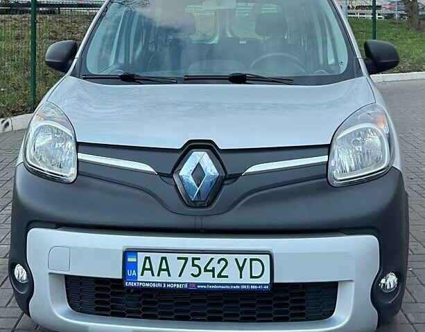 Серый Рено Кенгу, объемом двигателя 0 л и пробегом 35 тыс. км за 10000 $, фото 1 на Automoto.ua