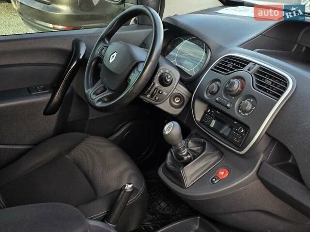 Рено Кєнгу 2017 у Тернополі на Automoto.ua Сірий Рено Кєнгу, об'ємом двигуна 1.5 л та пробігом 157 тис. км за 12699 $, фото 16 на Automoto.ua