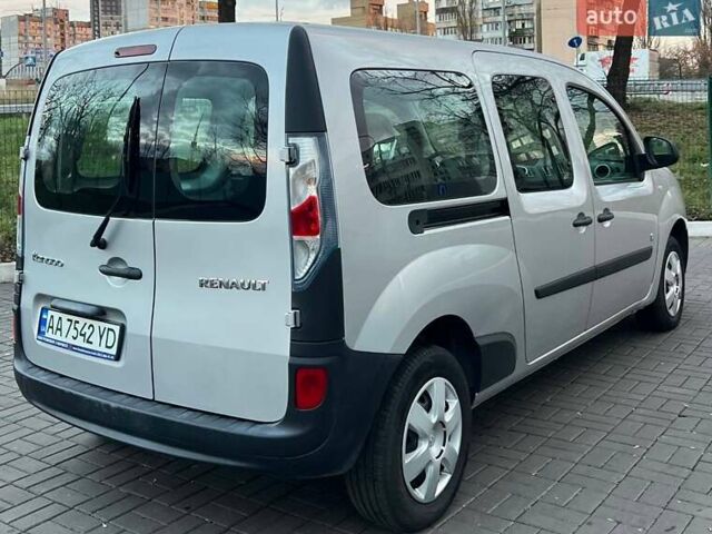 Серый Рено Кенгу, объемом двигателя 0 л и пробегом 35 тыс. км за 10000 $, фото 4 на Automoto.ua