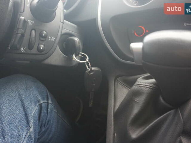 Сірий Рено Кєнгу, об'ємом двигуна 0 л та пробігом 79 тис. км за 11111 $, фото 38 на Automoto.ua